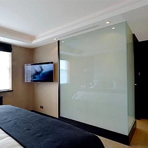 Skleněná příčka z PDLC smartglass